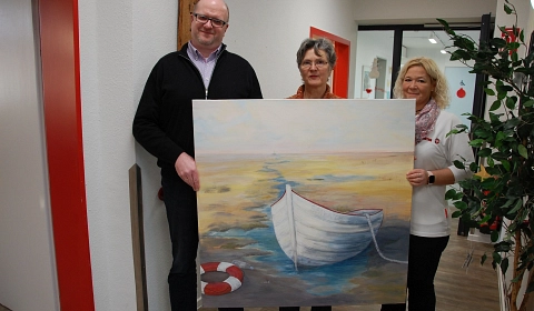 Künstlerin Shanti U. Rüger-Dege (Mitte) überreichte Einrichtungsleiter Jochen Meyer und Katja Schnakenbeck, Leiter der Johanniter-Tagespflege Salzhausen, das Bild "Seawatch".