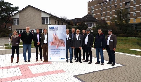 Die Teilnehmer des zweiten Treffens der Energieeffizienznetzwerke vor dem Krankenhaus Buchholz