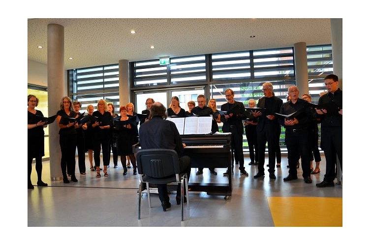 Der Elise-Giesemann-Chor unter der Leitung von Axel Schaffran © Krankenhaus Winsen