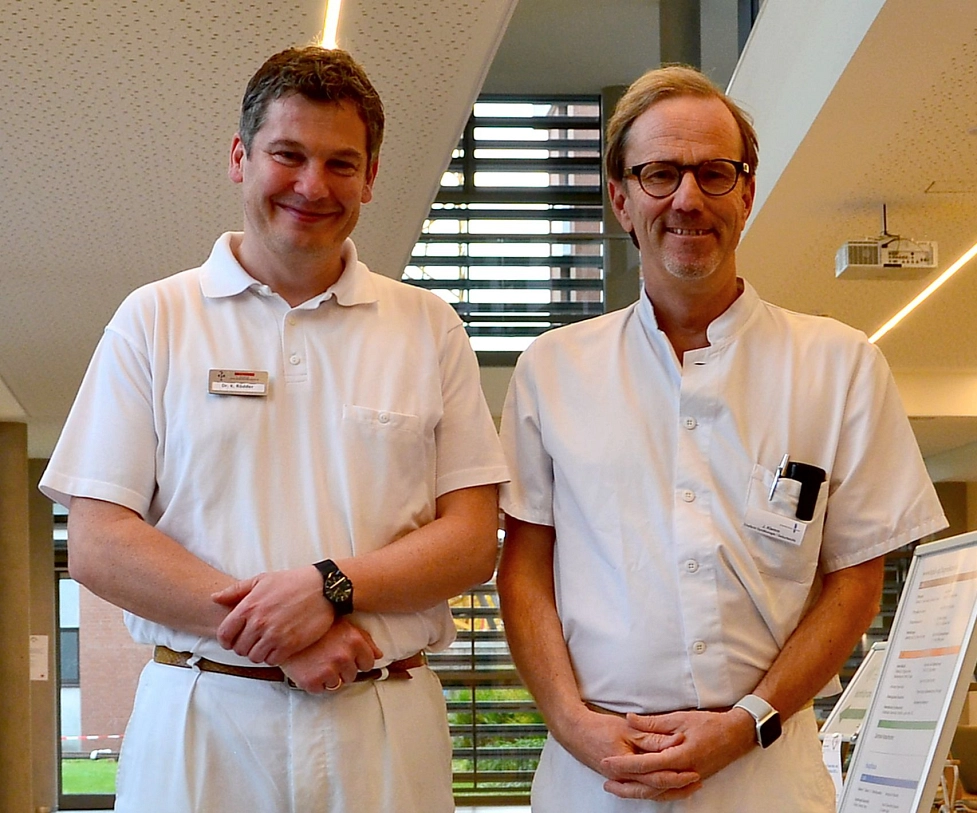 Dr. Kilian Rödder (li.) und Chefarzt Johannes Klemm informieren beim GesundheitsGespräch über die Behandlung von Inkontinenz © Krankenhaus Winsen