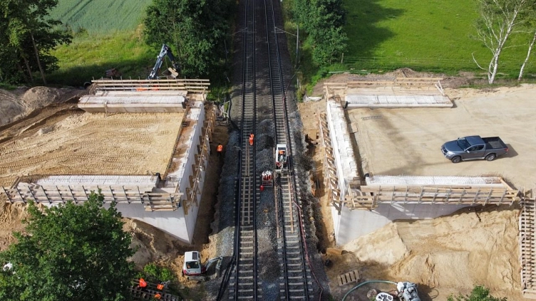 Die Baustelle im Zuge der K9 aus der Luft gesehen – noch ohne die verbindenden Träger im Brückenbereich. © Landkreis Harburg