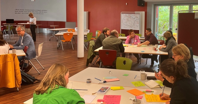 In kleinen Gruppen entwickeln die Teilnehmerinnen und Teilnehmer des Workshops Ideen für die Bildungsstrategie und eine gemeinsame Bildungslandschaft. © Landkreis Harburg