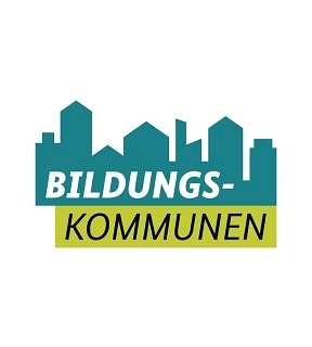 Logo des neuen ESF Plus-Programms „Bildungskommunen“, mit dem das BMBF, Landkreise und kreisfreie Städte bei der Weiterentwicklung ihrer Bildungslandschaft unterstützt