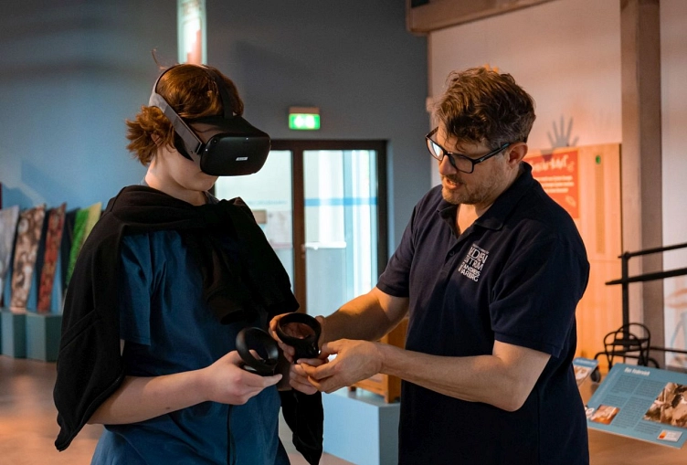 In digitale Welten konnten die Besucher in der VR-Area eintauchen. Hinweise gibt es von Ekkehard Brüggemann, dem Leiter des Medienzentrums. © Landkreis Harburg/Amelie Sophie Meyer