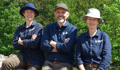 Als Rangerinnen und Ranger sind (von links) Carina Peters, Andreas Maron und Astrid Seidler in den Natur- und Landschaftsschutzgebieten im Landkreis Harburg unterwegs.