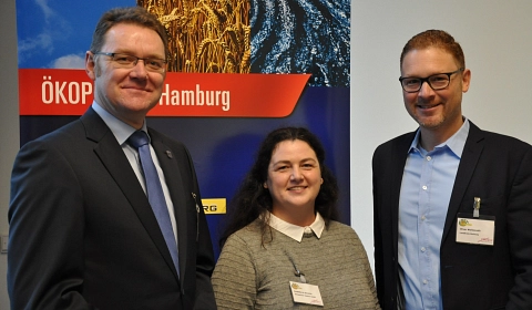 ÖKOPROFIT® Hamburg beweist, dass Klimaschutz und Wettbewerbsfähigkeit Hand in Hand gehen: (von links): Kreisrat Josef Nießen, Anabela de Almeida Dominguez und Oliver Waltenrath.