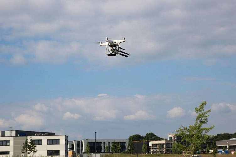 Die Drohne während des erfolgreichen Testflug über dem TIP Innovationspark in Buchholz. © Landkreis Harburg